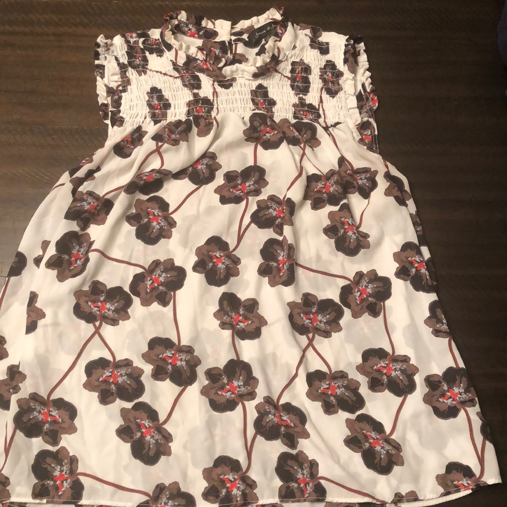 Sleeveless blouse with flowers